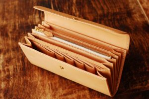 お札の角が折れない『かぶせタイプ長財布』　中　開いたトコロ